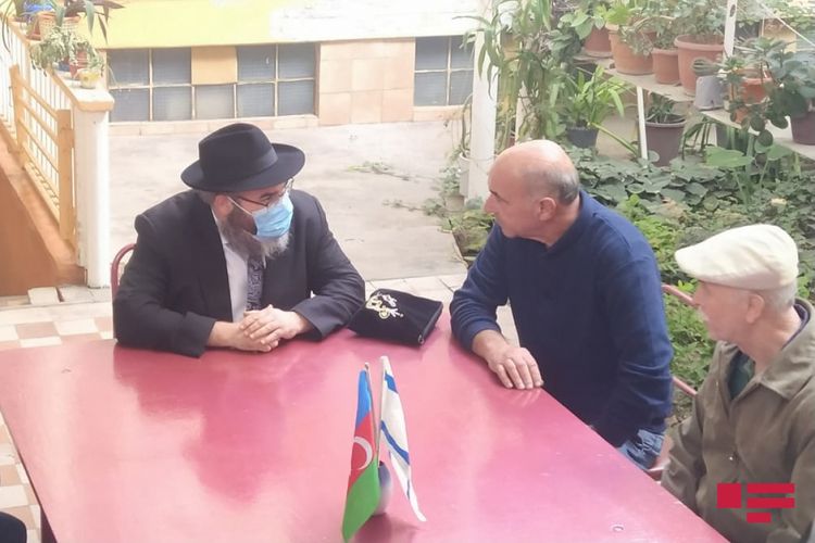 Azərbaycandakı aşkenazilərin baş ravvini Gəncədə ermənilərin raket atdığı əraziyə baş çəkib - Fotolar