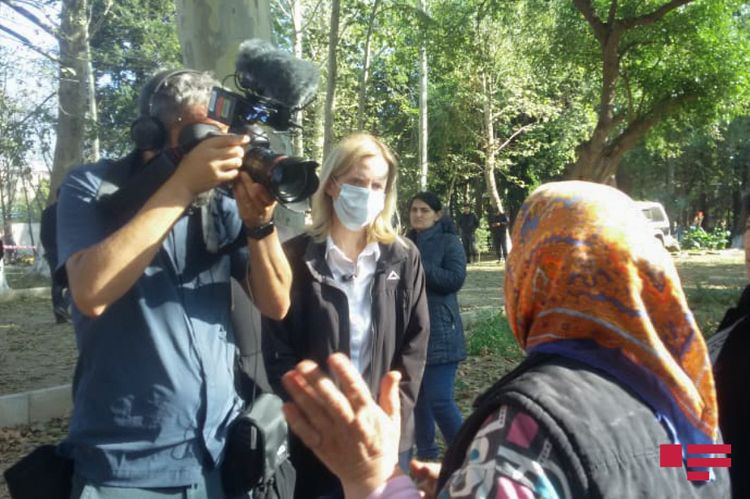 BBC, “Əl-Cəzirə”, “France 24” və digər media qurumlarının nümayəndələri Gəncədə ermənilərin raket zərbəsi endirdiyi ərazidə olublar - Fotolar