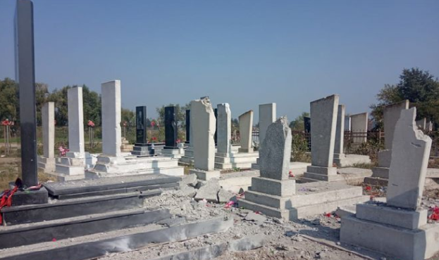 Ermənilərin atdığı top və raket mərmiləri Ağdam və Tərtərin kənd məzarlıqlarını dağıdıb - Fotolar