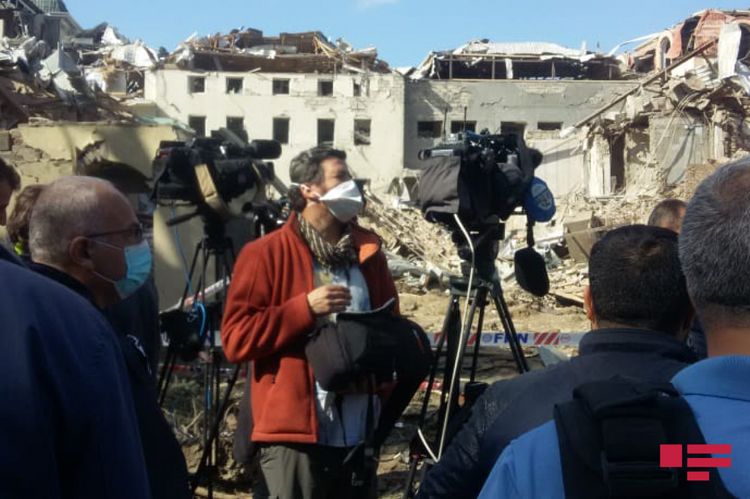 BBC, “Əl-Cəzirə”, “France 24” və digər media qurumlarının nümayəndələri Gəncədə ermənilərin raket zərbəsi endirdiyi ərazidə olublar - Fotolar