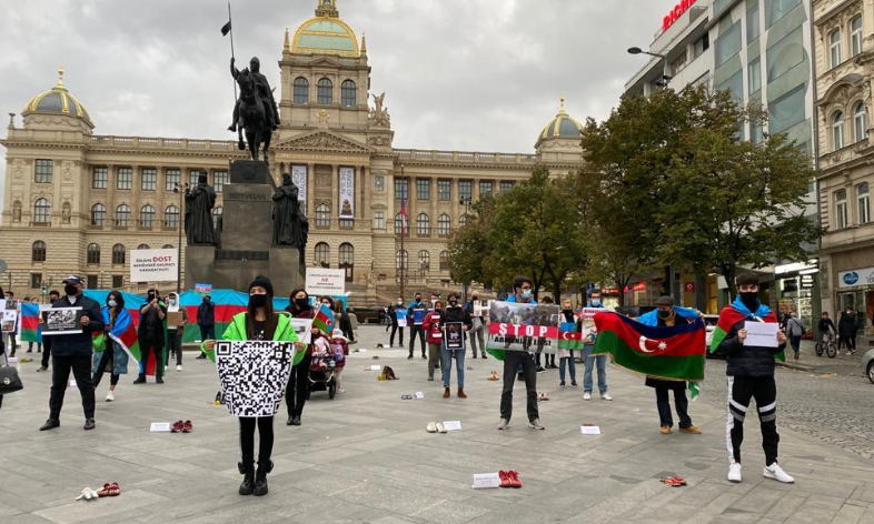 Çexiyadakı soydaşlarımız erməni vandalizminə etiraz ediblər - Foto