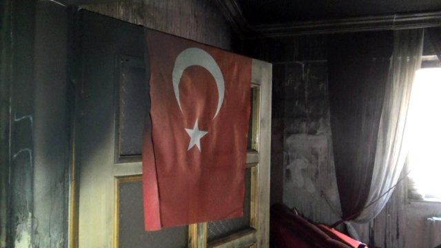 Ev külə döndü, Türkiyə bayrağı yanmadı