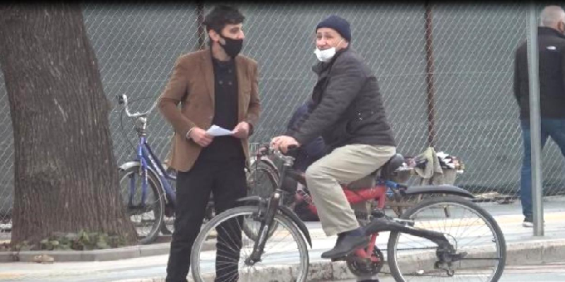Maska taxmayanlara yaxınlaşıb “testim pozitiv çıxdı” dedi, vecinə almadılar - Foto