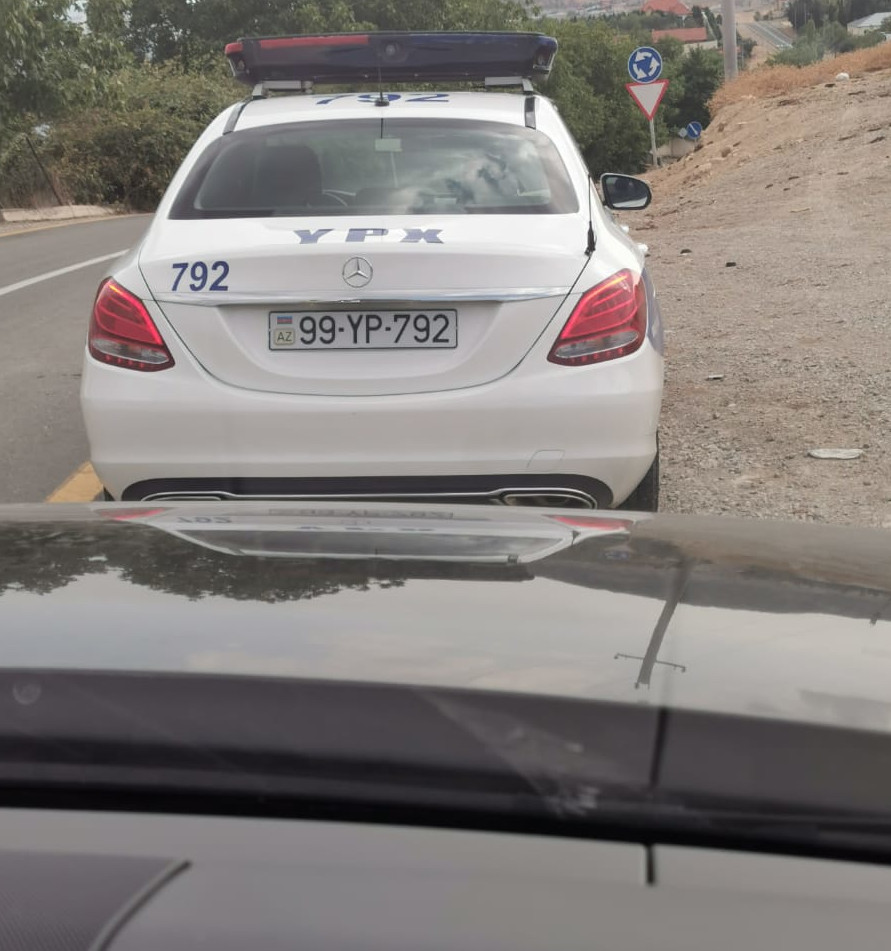 Sürücünün halı pisləşdi, polis yardıma yetişdi - Foto
