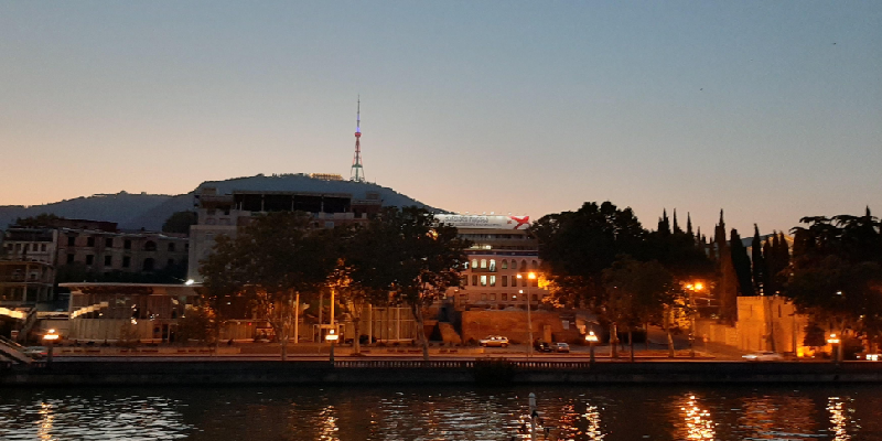 Tbilisi teleqülləsi Azərbaycan bayrağının rəngləri ilə işıqandırılıb - Foto