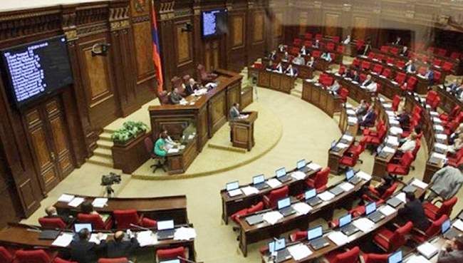 Ermənistanda hakim partiyanın deputatı mandatından imtina edib