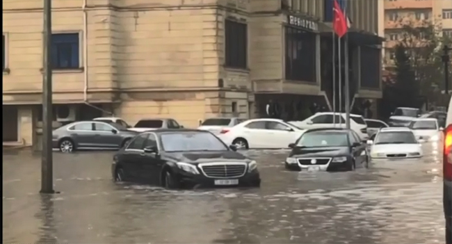 Bakını yağış suları aparır: 14 il də dözün, düzələcək...