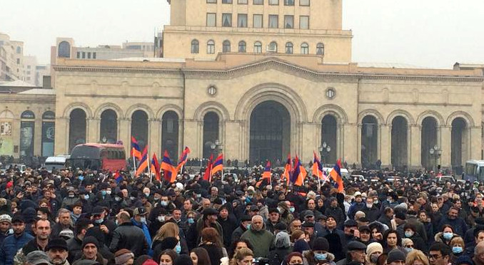 Yerevanda müxalifət yenidən parlamentin qarşısına qayıtdı