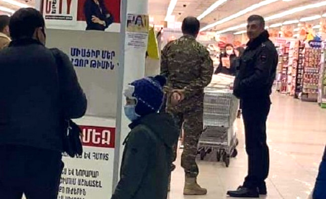 Azərbaycanlılar olduğu deyilən şəxslər İrəvanda supermarketdə