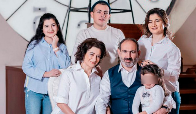 Nikol Paşinyan ailəsi ilə birlikdə