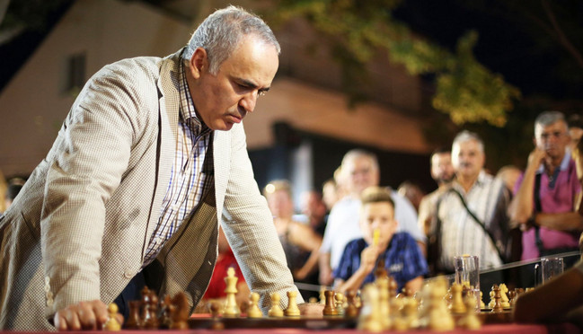 Harri Kasparov: “Putin rejimi tezliklə laxlayacaq”