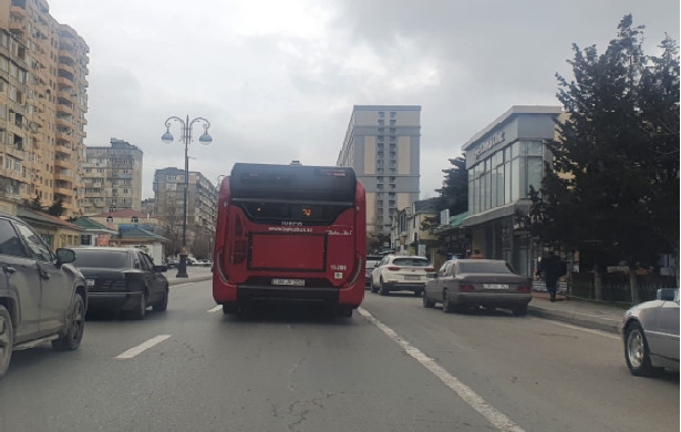 3 avtobus toqquşub, sıxılı vəziyyətdə qalan sürücü xilas edilib