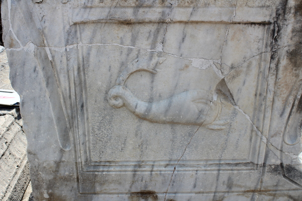 Perge şəhəri Aqorasında balıqçı