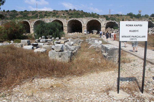 Perge şəhəri Roma qapısı şimal hissəsi