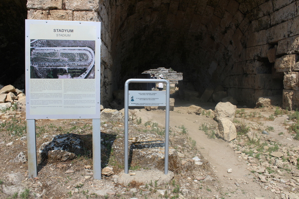 Perge şəhəri stadion girişi