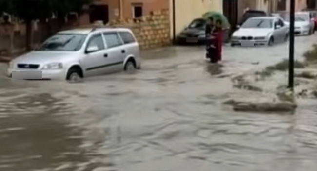 Yağış yollarda hərəkəti iflic edib - Video