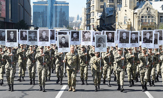 Prezident və xanımı Bakıda Anım Günü ilə bağlı yürüşdə iştirak edib