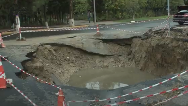 Yeni təmir olunmuş yol çöküb - Video