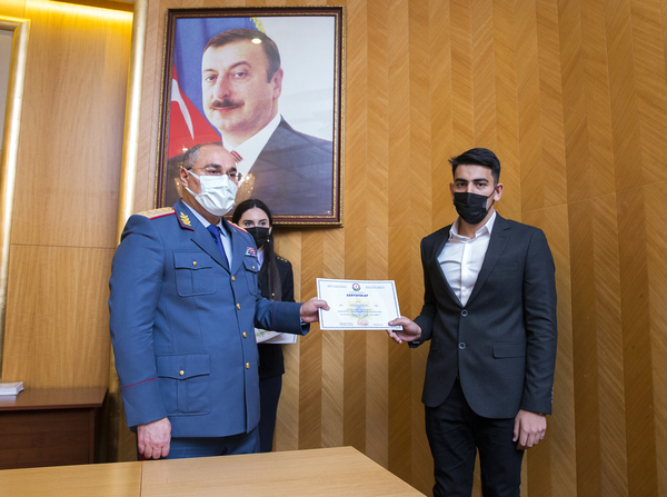 "Könüllü gömrükçü" dəstəsinin üzvlərinə sertifikatlar təqdim olunub