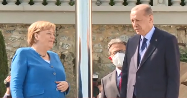 Almaniya Kansleri Merkel Türkiyəyə vida görüşünə gəlib - Video