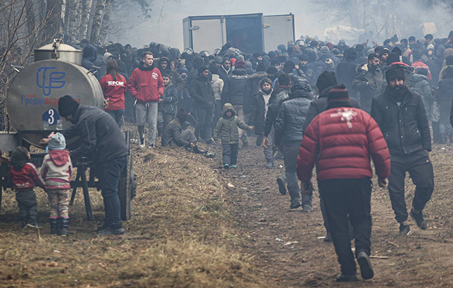 Polşa Belarusu sərhəd hasarını dağıtmaqda ittiham edib