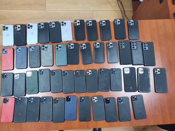 Çantasında 47 ədəd mobil telefon keçirmək istədi