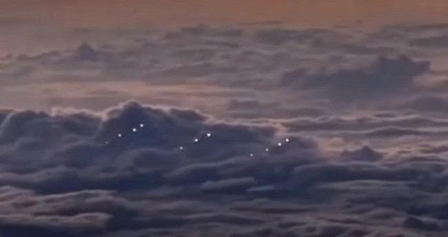 ABŞ pilotu "UFO" olduğu ehtimal edilən obyektləri lentə alıb - Video