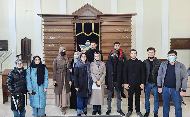 Aİİ-nin tələbələri sinaqoqu ziyarət edib