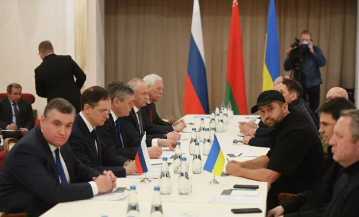 Moskva və Kiyev nümayəndə heyətləri arasında Ukraynadakı vəziyyətin nizamlanması üzrə danışıqlar başa çatıb, tərəflər ikinci raundun keçirilməsi barədə razılığa gəliblər. APA xəbər veri ki, bu bardə “RİA Novosti” məlumat yayıb. Ermənistanda COVID-ə yoluxanların sayı 400 mini ötüb Rusiyada daha 180 622 nəfər COVID-19-a yoluxub Dünya Bankı Ukraynaya 350 milyon dollar vəsait ayırır - VİDEO Görüş Belarusun Qomel vilayətində keçirilib, təxminən beş saat davam edib. Rusiya nümayəndə heyətinin üzvü Vladimir Medinski bildirb ki, bu müddət ərzində iştirakçılar bütün gündəliyi ətraflı şəkildə nəzərdən keçiriblər. Onun sözlərinə görə, ortaq mövqelər proqnozlaşdırılıb və mümkün olan məqamlar tapılıb. Öz növbəsində, Ukrayna Prezidentinin Aparat rəhbərinin müşaviri Mixail Podolyak bildirib ki, tərəflər spesifik həll yollarının təsvir olunduğu prioritet mövzular müəyyən ediblər.