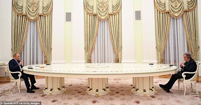 Putinin məşhur stolunun qiyməti və hazırlandığı material açıqlandı