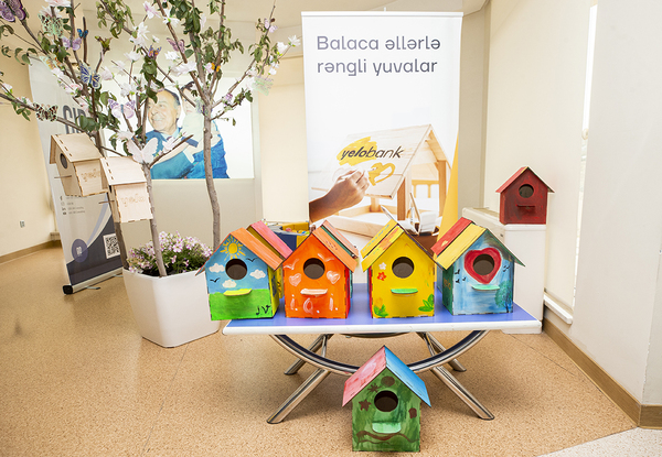 Yelo Bank reabilitasiya mərkəzindəki uşaqlarla birgə quşlar üçün yuvalar hazırladı
