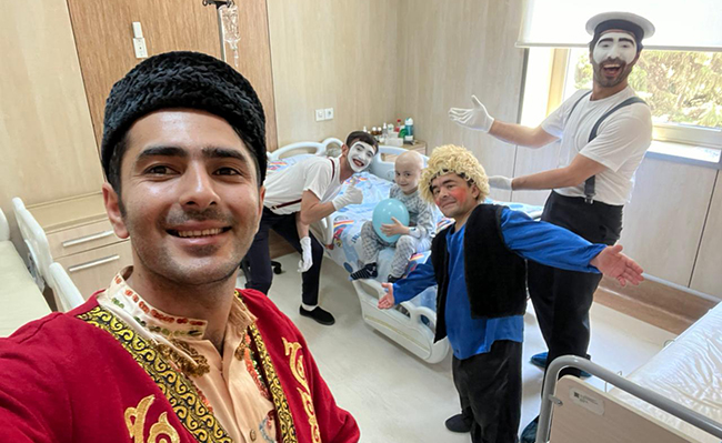 Aktyorlar xəstəxanada olan uşaqların qonağı olublar