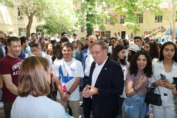 ABŞ Səfirliyi Birləşmiş Ştatlarda təhsili təşviq etmək üçün “EducationUSA” məzun yarmarkasına qoşulub 