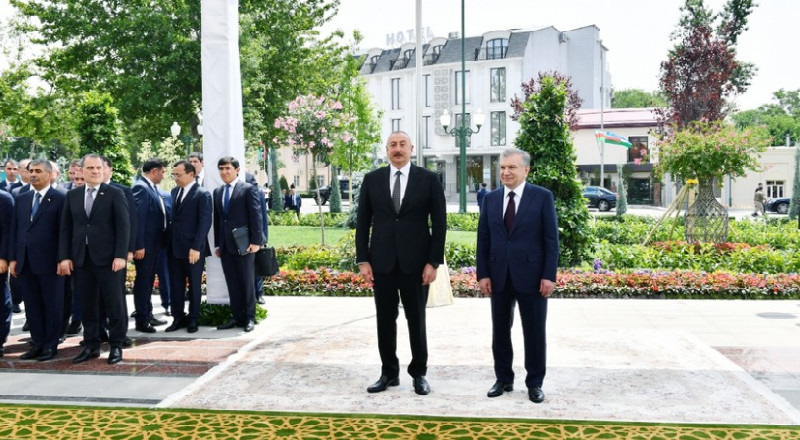 Prezident İlham Əliyev İslam Kərimovun məqbərəsini ziyarət edib