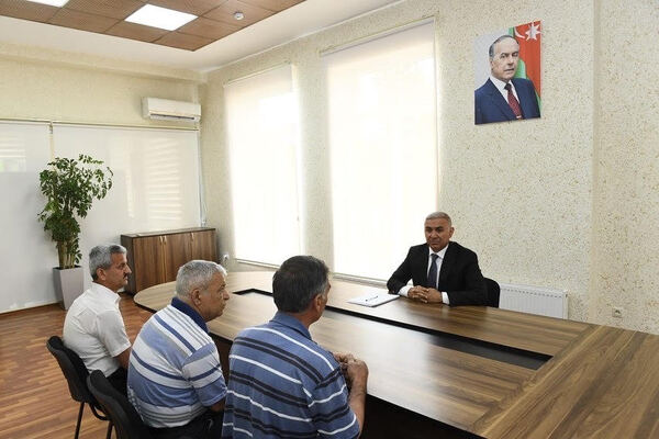 “Azərişıq” ASC-nin sədri Vüqar Əhmədov Qəbələ və Oğuz rayonlarından olan vətəndaşları qəbul edib