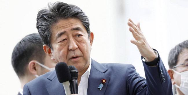 Yaponiyanı şoka salan hadisə: Şinzo Abe çıxış edərkən güllələndi - Video