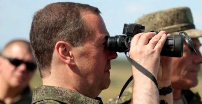 Medvedev Rusiya ordusunun sayını artırmağı təklif edib