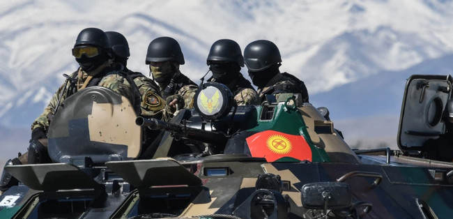 Tacikistan ordusu qırğız kəndini atəşə tutub