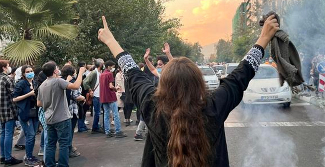 İranda həbs olunan qadınlara təcavüz edirlər