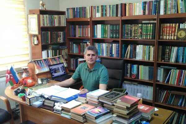Kırıkkale Universitetində İslami Elmlər Fakültəsinin müəllimi, professor Şahin Əhmədoğlu