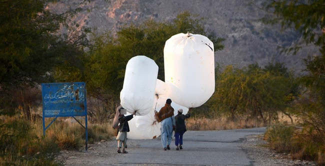 Pakistanda insanlar təbii qazı evə selofan paketlərdə daşıyır