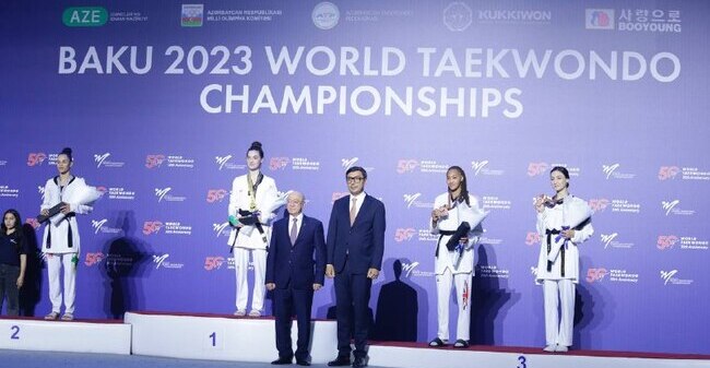 Kəmaləddin Heydərov taekvondo üzrə dünya çempionatında idmançıları mükafatlandırıb