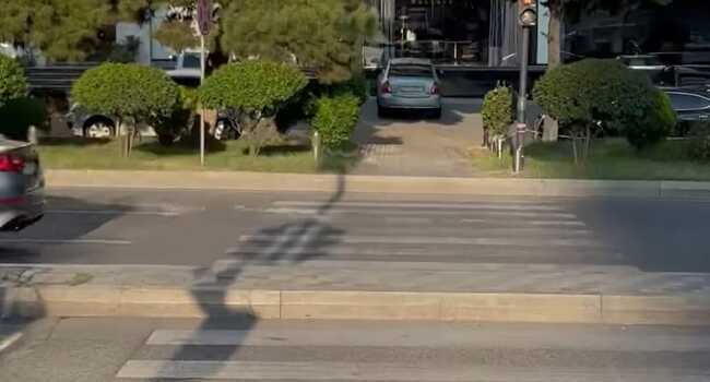 Yol keçidi lövhəsi var, amma yoldan keçmək üçün istifadə etmək olmur...