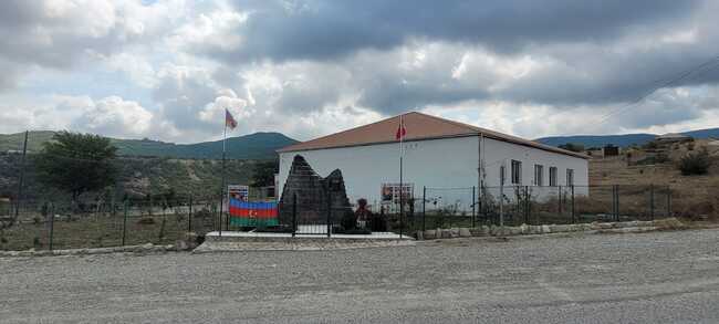 Şəhid xatirəsinə hazırlanmış abidə, Xızı / Foto: İradə Cəlil, Bizimyol.info