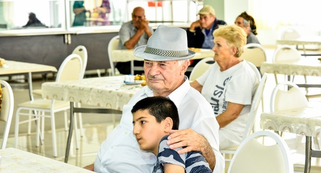 Ahıllar və kimsəsiz uşaqlar bir yerdə
