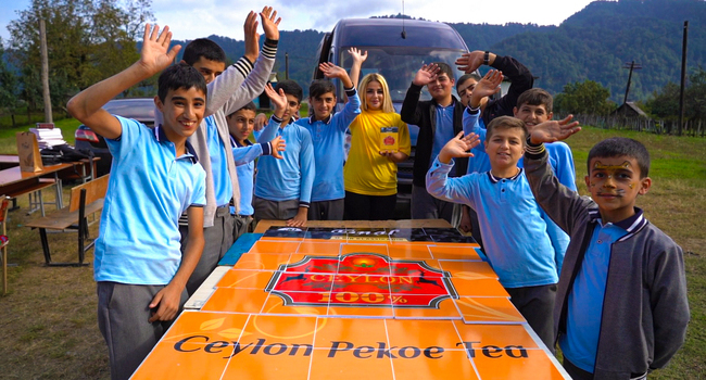 “Final” çay markası ucqar kəndin şagirdlərini sevindirib