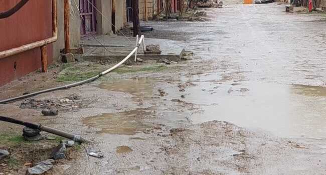 Bakı şəhərinin Suraxanı rayonu Zığ qəsəbəsi Hövsan yolu istiqamətində palçıqlı yol / Foto: İradə Cəlil, Bizimyol.info