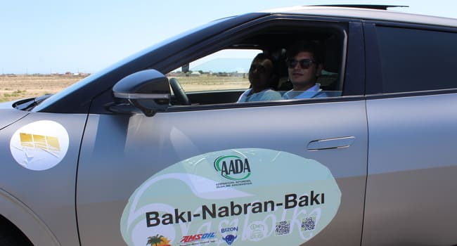 Kia Azərbaycanın Marketinq meneceri Rəşad Ağayev və Kia Azərbaycanın Satış meneceri Əhməd Cavadov / Foto: Orxan, Bizimyol.info