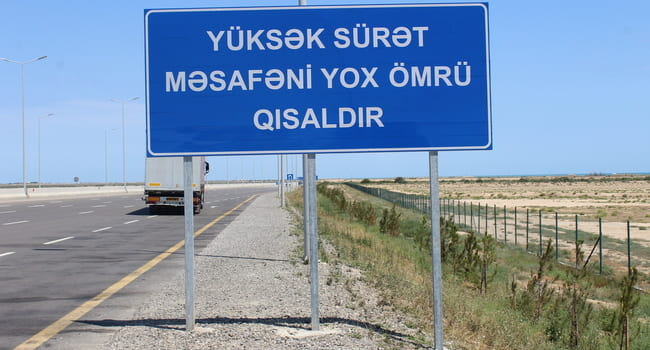 "Gizlənən" yol nişanları... "Yol nişanlarının görünməsinə mane olan vasitələrə müdaxilə olunmalıdır"- Video