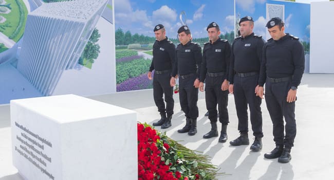 “Azərbaycan Hava Yolları” QSC-nin rəhbərliyi və kollektivi şəhidlərin əziz xatirəsini yad edib